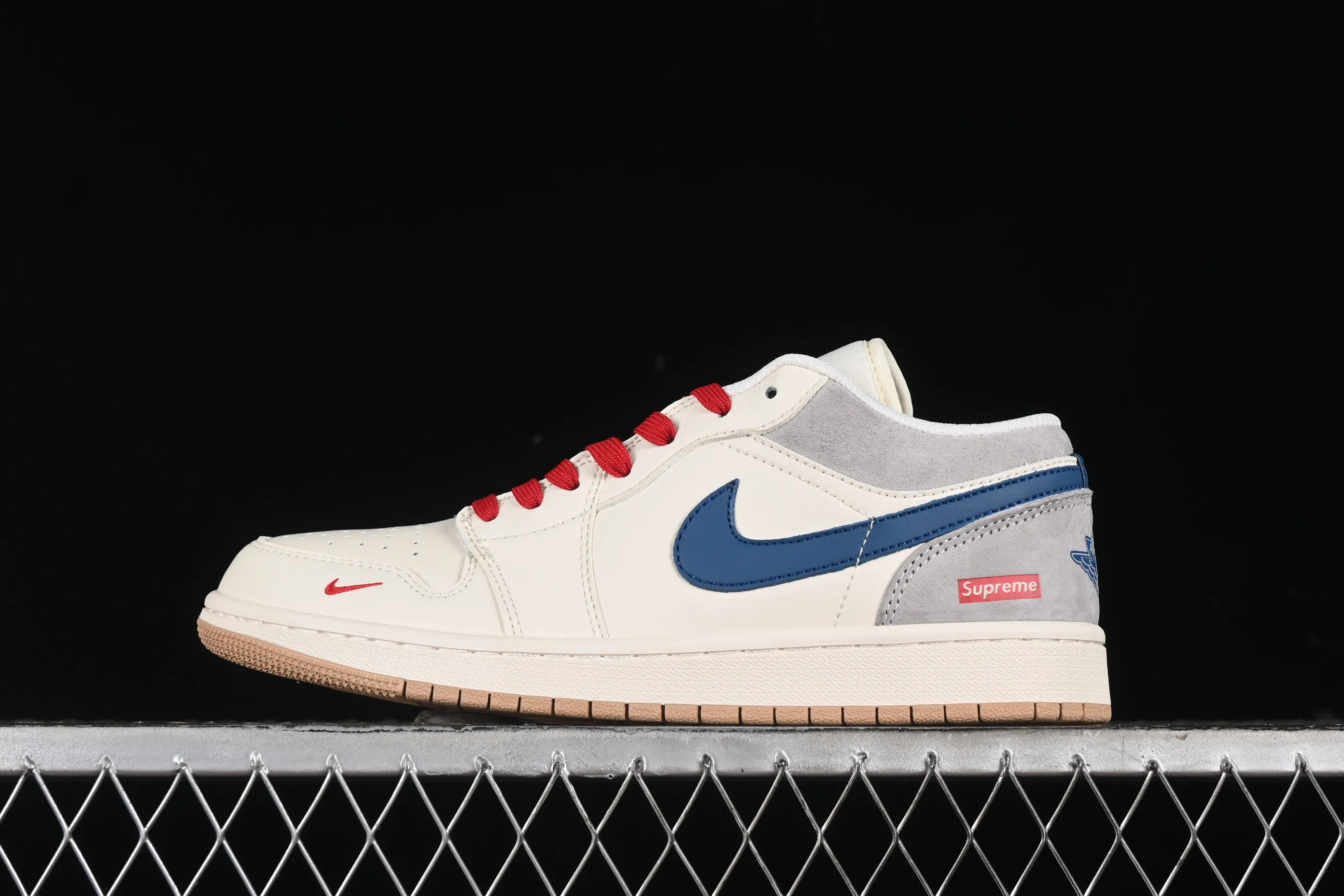 All categories Air Jordan Jordan series basketball shoes Air Jordan 1 Low High-end customized low-top sneakers Air Jordan 1 Low AJ1 Joe 1 Supreme joint-milan raw rubber High-end customized low-top retro basketball shoes SJ9950-022